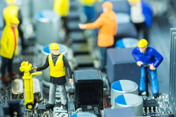 Mühendislerden oluşan bir ekip ana kartı tamir ediyor. Bilgisayar onarımı