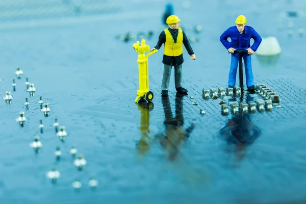 Equipe de engenheiros reparando placa mãe circuito. Computador repai Imagem De Stock