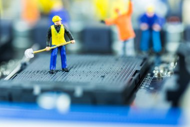 Mühendislerden oluşan bir ekip ana kartı tamir ediyor. Bilgisayar onarımı