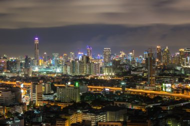 Şehir Bangkok, Tha, ekspres ile modern ve uzun boylu binada