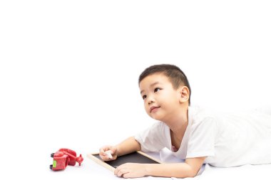 çocuk kırmızı motosiklet oyuncakla yalan ve üzerinde boş bir blackbo yazma