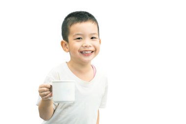 portakal suyu ve tutun beyaz plastik bardak içme çocuk