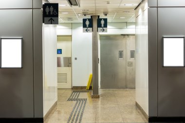 Engelli erişim simgesi olan kamu tuvalet işaretleri