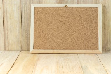 Ahşap çerçeve ile boş kahverengi mantar pano