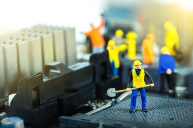 Mühendislerden oluşan bir ekip ana kartı tamir ediyor. Bilgisayar onarımı