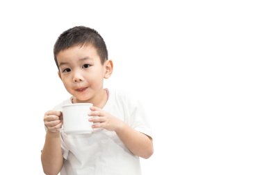 Küçük Asyalı çocuk portakal suyu içme