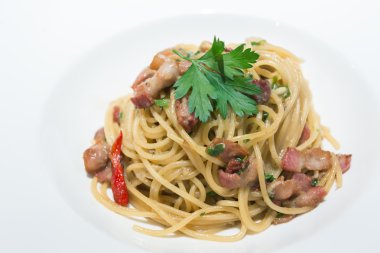 Spagetti bolognese kızarmış domuz pastırması ile