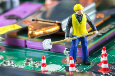 Mühendislerden oluşan bir ekip ana kartı tamir ediyor. Bilgisayar onarımı