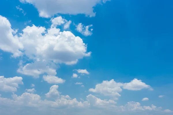 Nubes esponjosas blancas en el cielo azul — Foto de Stock