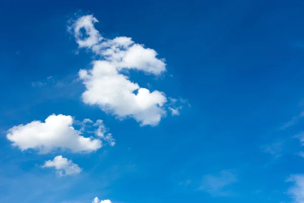 Nubes esponjosas blancas en el cielo azul — Foto de Stock