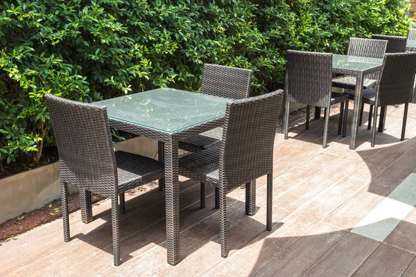 Tables basses et chaises à l'extérieur avec plante verte — Photo