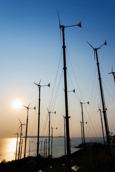 Molinos de silueta para la producción de energía eléctrica en Koh Larn  , —  Fotos de Stock