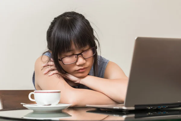 Asyalı bir l üzerinde çalışırken uyuya gözlüklü kadın