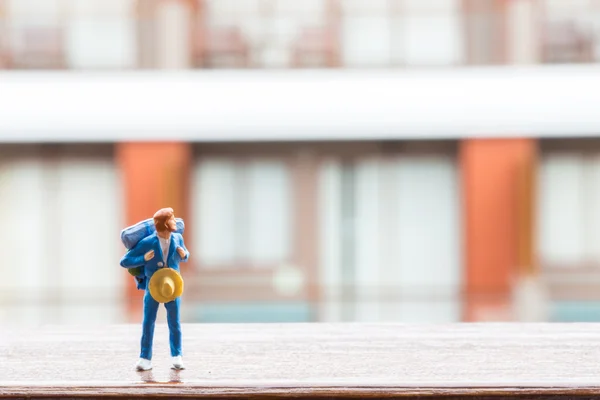 Gezgin penceresi otel arka plan ile Mini figür
