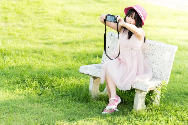 アジアかわいい女の子が公園で一人で写真を撮る — ストック写真