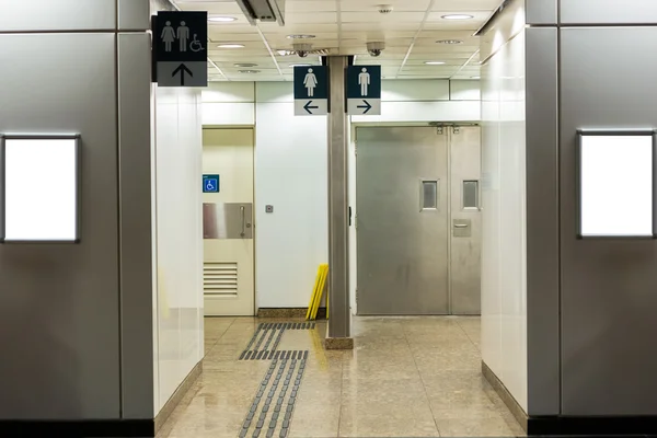 장애인된 액세스 기호 공중 화장실 표지판 — 스톡 사진
