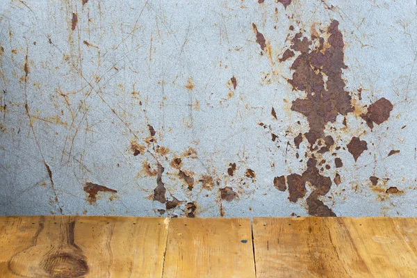 Rust texture as metal plate background and wooden table — Stock Photo, Image