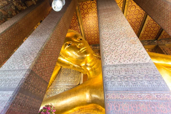 Big Reclining Buddha, Wat Pho, Bangkok of Thailand. — Stock Photo, Image