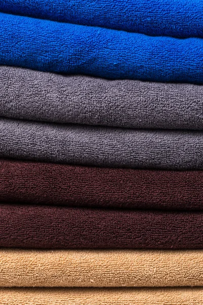 Baggrund tekstur af bunke af farverige rene håndklæder - Stock-foto