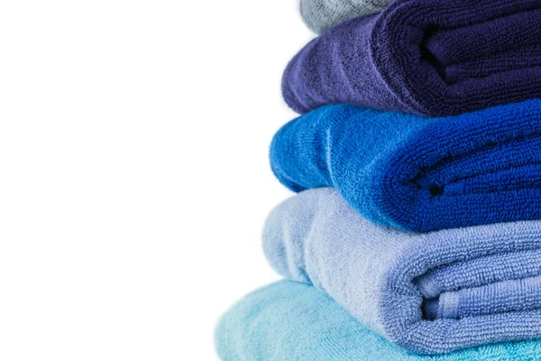 Stapel von bunten sauberen Handtüchern isoliert auf weißem Hintergrund Stockbild