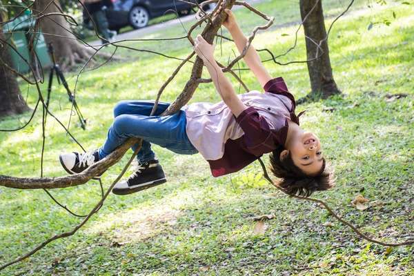 Pequeño niño trepar en una cuerda de árbol Imágenes de stock libres de derechos