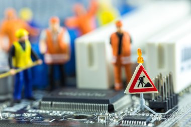 Mühendislerden oluşan bir ekip ana kartı tamir ediyor. Bilgisayar onarımı