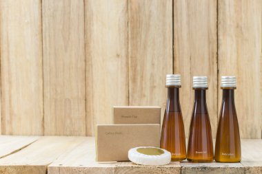 Banyo başlıca tüpler içeren ahşap arka plan üzerinde