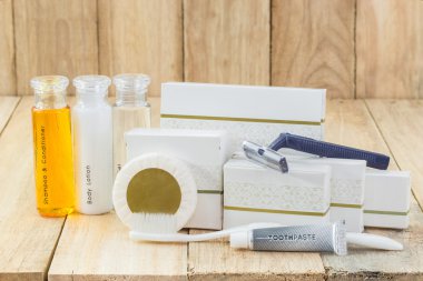 Banyo başlıca tüpler içeren ahşap arka plan üzerinde