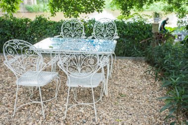 Cafe masa ve sandalyeler dışında