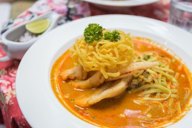 Hindistan cevizi sütü ile curried şehriye çorbası (Khao soi)