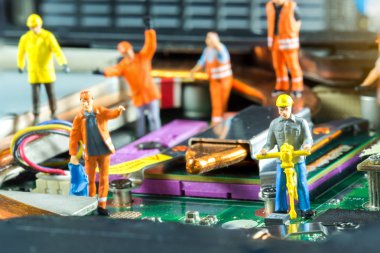 Mühendislerden oluşan bir ekip ana kartı tamir ediyor. Bilgisayar onarımı