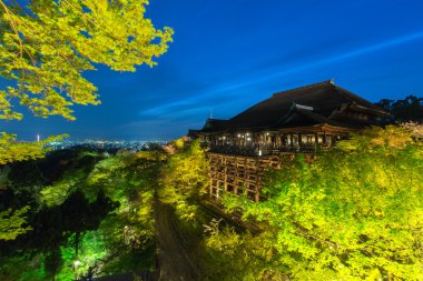 Kiyomizu veya Kiyomizu-dera Tapınağı ışık saçtığını Kyoto Japon bahar