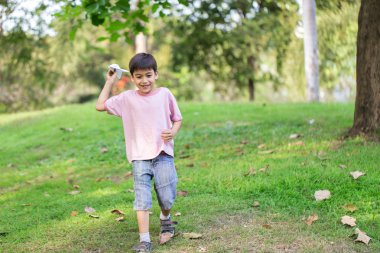 Uçak kağıt parkta oynarken küçük kardeş çocuk