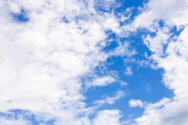 Nubes esponjosas blancas en el cielo azul — Foto de Stock