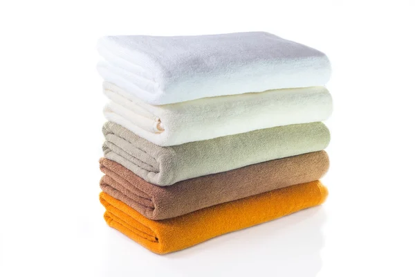 Hög med färgglada rena handdukar isolerad på vit bakgrund — Stockfoto