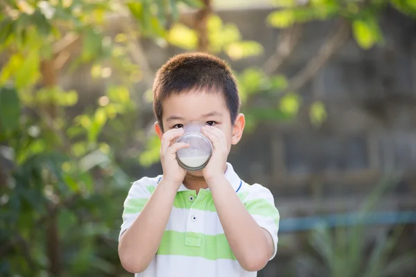 Küçük çocuk süt içiyor.