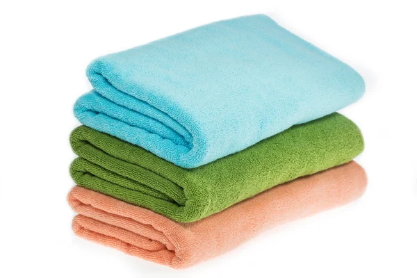 Mucchio di asciugamani puliti colorati isolati su sfondo bianco — Foto Stock