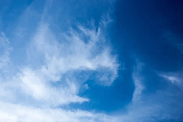 Nubes esponjosas blancas en el cielo azul — Foto de Stock