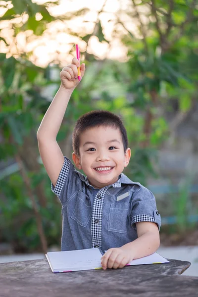 Kleine asiatische Junge verwenden Bleistift schreiben auf Notizbuch — Stockfoto