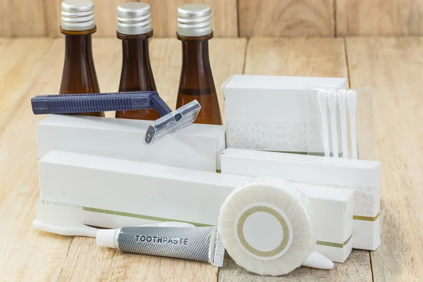 Banyo başlıca tüpler içeren ahşap arka plan üzerinde