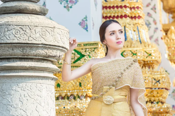 Thai woman wearing Thai traditional bridal dresses — Stock Photo, Image