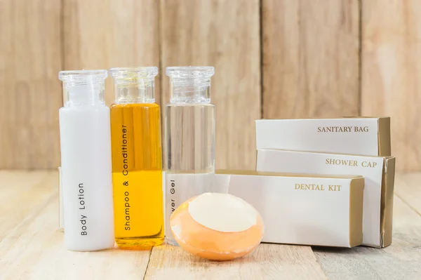 Banyo başlıca tüpler içeren ahşap arka plan üzerinde