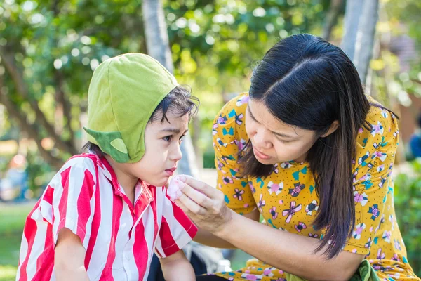 Little boy Bleeding at the mouth and mother help first aid to hi — Stock Image Little boy Bleeding at the mouth and mother help first aid to hi Stock Image