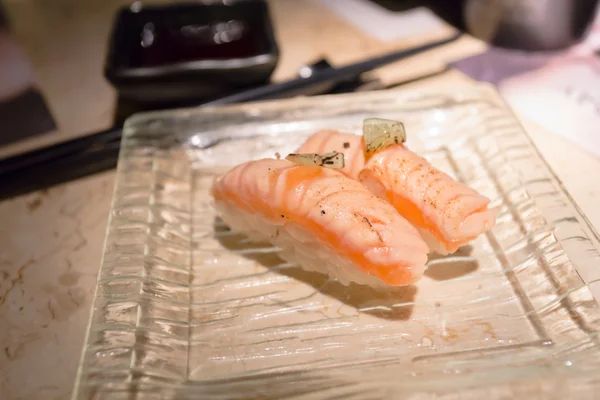 Grilled Salmon Sushi with lime slice in transparent dish — Stock Photo, Image