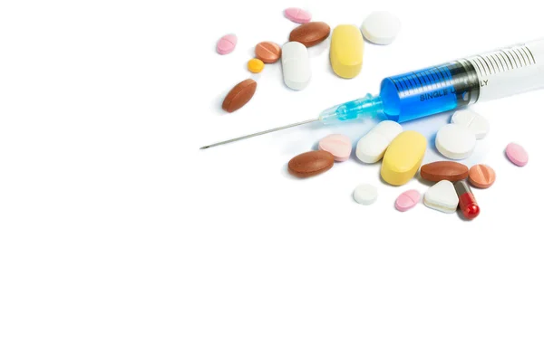 Siringa medica e pillole — Foto Stock