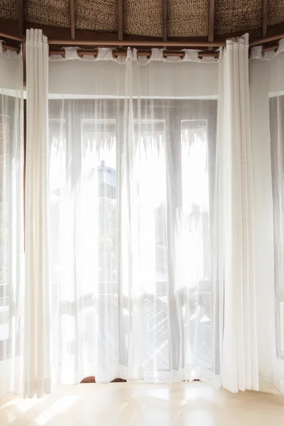 La lumière brille à travers des rideaux blancs dans la pièce — Photo