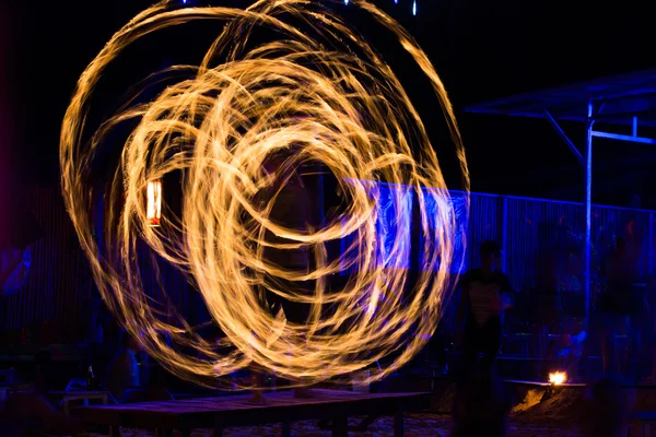 Espectáculo de baile de fuego por la noche — Foto de Stock