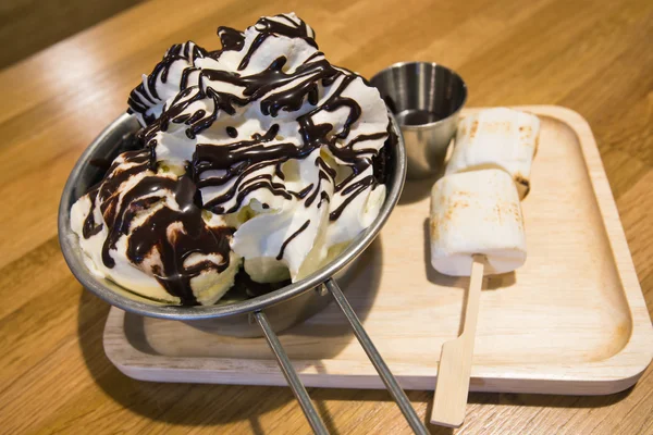 Gelato alla vaniglia con panna montata, brownie al cioccolato, griglia — Foto Stock