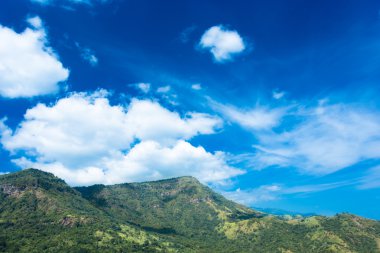 Mavi gökyüzü manzara ile ağaçlar ve dağlar kumtaşı 