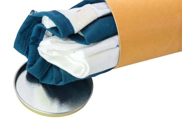 Açık kahverengi silindir tüp konteyner ve T-shirt